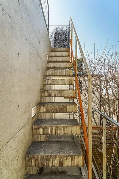世田谷区深沢１丁目　中古戸建 屋上への階段