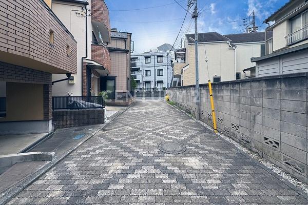 �����s�ڍ�����1���ڂ̒��È�ˌ��Ă̑O�ʓ��H�܂ތ��n�ʐ^