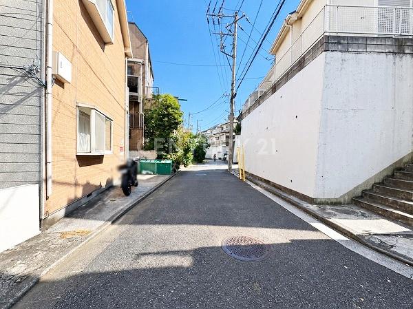 �_�ސ쌧���l�s�ߌ����̋{1���ڂ̒��È�ˌ��Ă̑O�ʓ��H�܂ތ��n�ʐ^