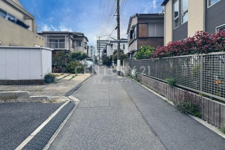 �����s��c���X��4���ڂ̒��È�ˌ��Ă̑O�ʓ��H�܂ތ��n�ʐ^