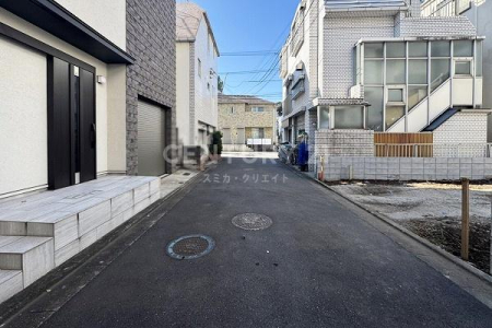 �����s�i���`��7���ڂ̐V�z��ˌ��Ă̑O�ʓ��H�܂ތ��n�ʐ^