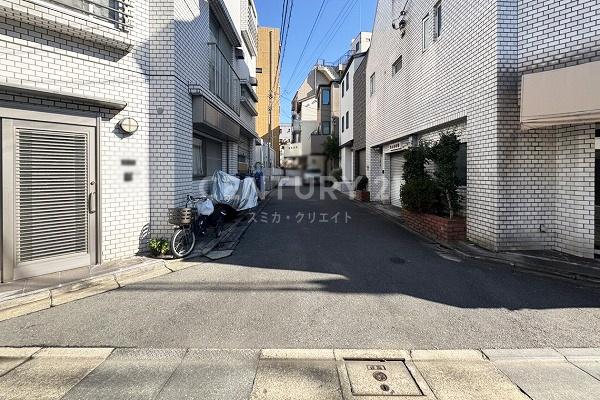 �����s�i���`��7���ڂ̐V�z��ˌ��Ă̑O�ʓ��H�܂ތ��n�ʐ^