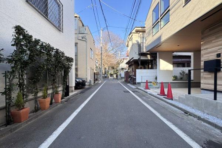 �����s���c�J�扺�n4���ڂ̐V�z��ˌ��Ă̑O�ʓ��H�܂ތ��n�ʐ^