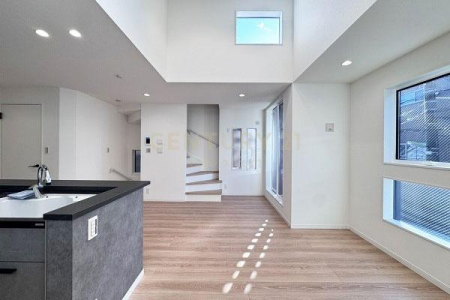 �����s���c�J�扺�n4���ڂ̐V�z��ˌ��Ẵ��r���O