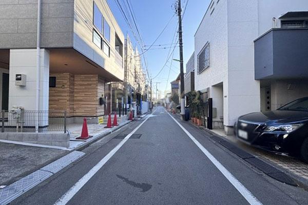 �����s���c�J�扺�n4���ڂ̐V�z��ˌ��Ă̑O�ʓ��H�܂ތ��n�ʐ^