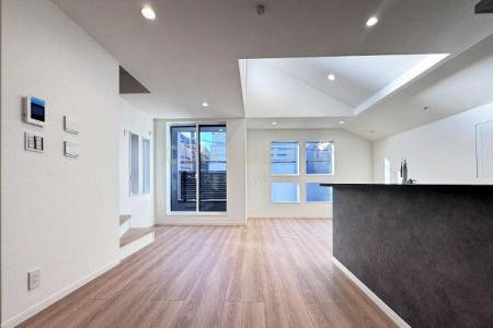 �����s���c�J�扺�n4���ڂ̐V�z��ˌ��Ẵ��r���O