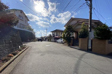 �_�ސ쌧���l�s���捡�h2���ڂ̒��È�ˌ��Ă̑O�ʓ��H�܂ތ��n�ʐ^