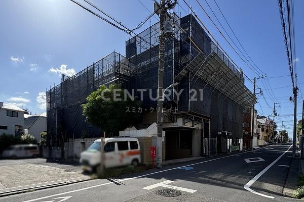 フォルム上池台 外観(10月撮影/大規模修繕工事実施中)