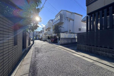 �����s�ڍ����3���ڂ̒��È�ˌ��Ă̑O�ʓ��H�܂ތ��n�ʐ^