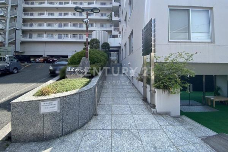 �����s�a�J��L��1���� 7-7�̒��Ã}���V�����̃G���g�����X