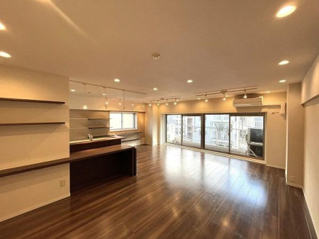 �����s�a�J��L��1���� 7-7�̒��Ã}���V�����̃��r���O