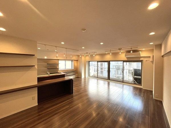 �����s�a�J��L��1���� 7-7�̒��Ã}���V�����̃��r���O