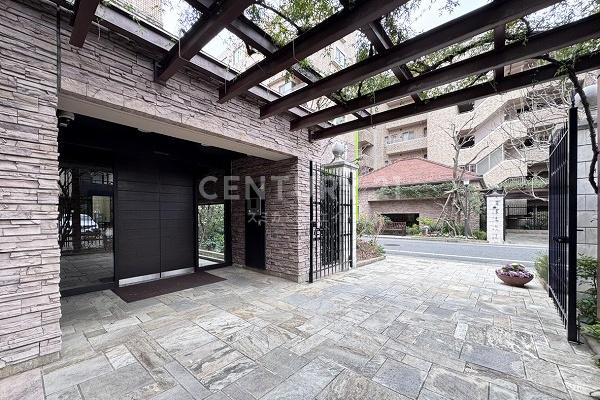 �����s���c�J��m4���� 8-12�̒��Ã}���V�����̃G���g�����X