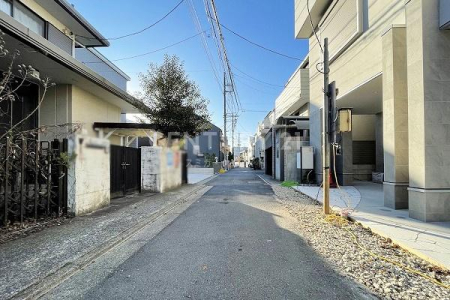 �����s�ڍ���剪�R1���ڂ̐V�z��ˌ��Ă̑O�ʓ��H�܂ތ��n�ʐ^