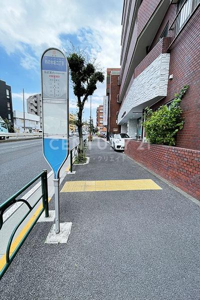 柿の木坂スカイマンション エントランス前のバス停
