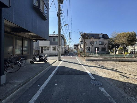 �����s��c���X��4���ڂ̐V�z��ˌ��Ă̑O�ʓ��H�܂ތ��n�ʐ^