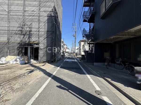 �����s��c���X��4���ڂ̐V�z��ˌ��Ă̑O�ʓ��H�܂ތ��n�ʐ^