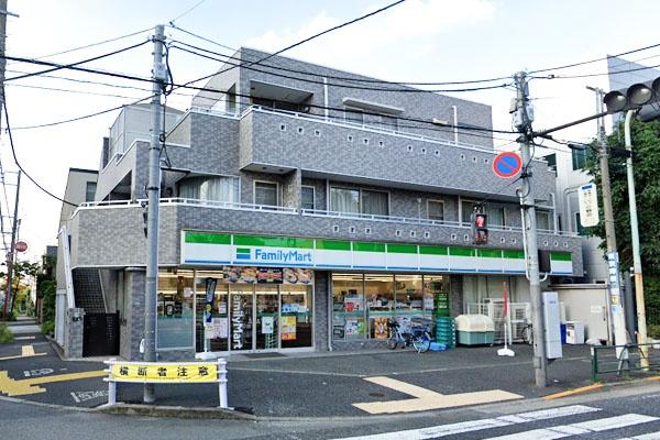 コーラルハイツ柿の木坂 ファミリーマート目黒柿の木坂店まで450m