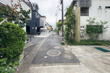 �����s�ڍ���剪�R1���ڂ̒��È�ˌ��Ă̑O�ʓ��H�܂ތ��n�ʐ^