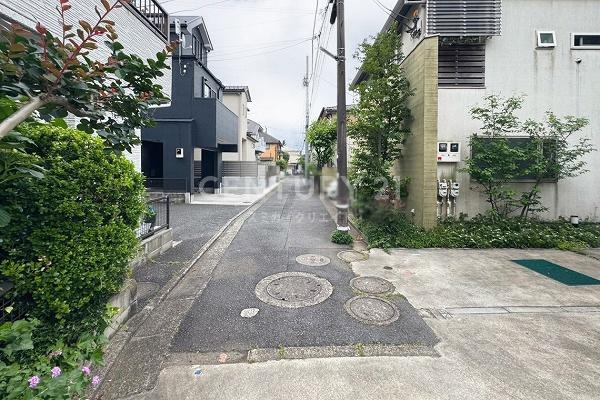 �����s�ڍ���剪�R1���ڂ̒��È�ˌ��Ă̑O�ʓ��H�܂ތ��n�ʐ^