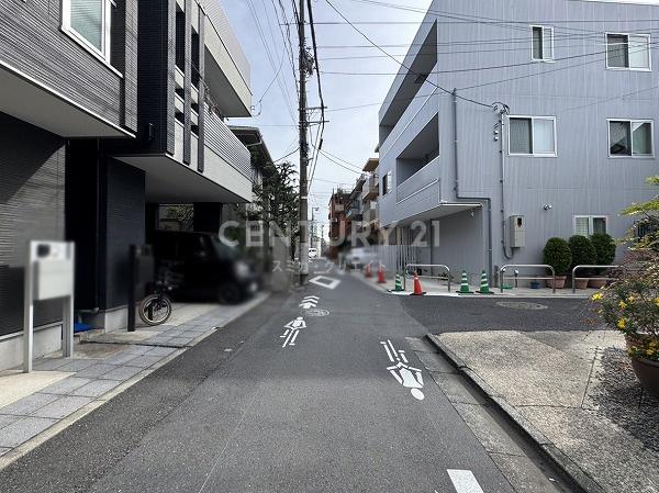 �����s�a�J��{��2���ڂ̒��È�ˌ��Ă̑O�ʓ��H�܂ތ��n�ʐ^