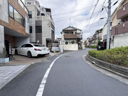 �����s��c��R��4���ڂ̒��È�ˌ��Ă̑O�ʓ��H�܂ތ��n�ʐ^