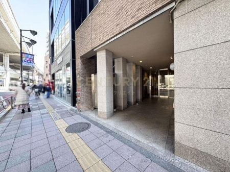 �����s���c�J��O������1���� 32-8�̒��Ã}���V�����̃G���g�����X