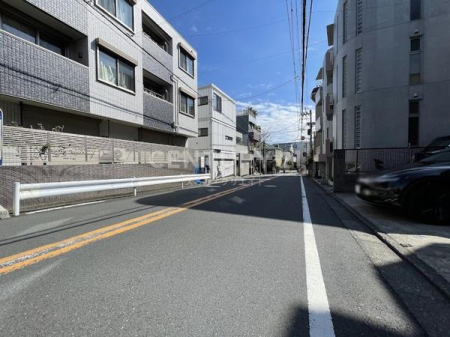 �����s��c����J1���ڂ̒��È�ˌ��Ă̑O�ʓ��H�܂ތ��n�ʐ^