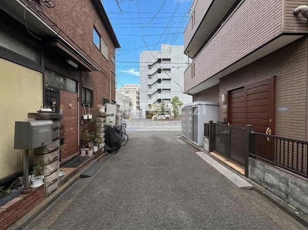 �����s��c�擌��J1���ڂ̓y�n�̑O�ʓ��H�܂ތ��n�ʐ^