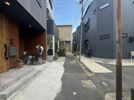 �����s�ڍ��撆��1���ڂ̒��È�ˌ��Ă̑O�ʓ��H�܂ތ��n�ʐ^