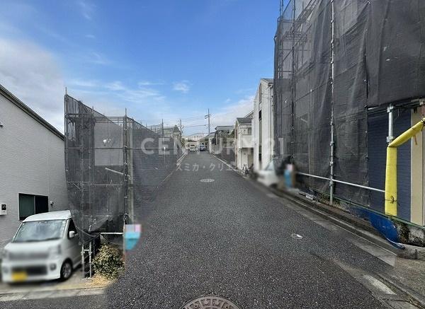 �����s��c���n��4���ڂ̒��È�ˌ��Ă̑O�ʓ��H�܂ތ��n�ʐ^