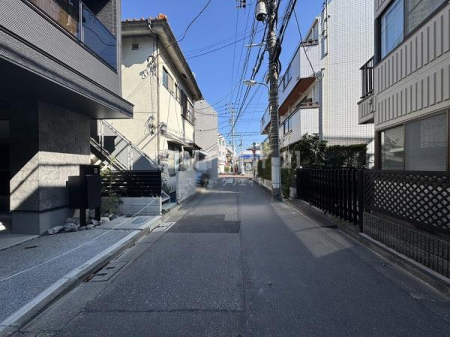 �����s�i�����4���ڂ̐V�z��ˌ��Ă̑O�ʓ��H�܂ތ��n�ʐ^