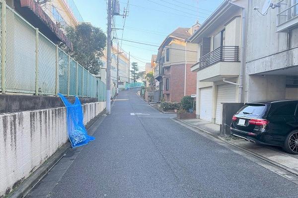 「御嶽山」 売地 現地南側前面道路(→西方向へ撮影)