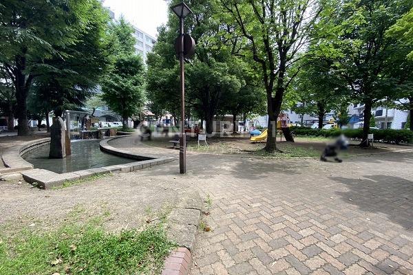 東亜パークサイドキャッスル 建物前面にある公園（入新井公園）